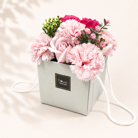 Boeket van roze zeepbloemen in doosje, rechtop geplaatst zoals in een vaas