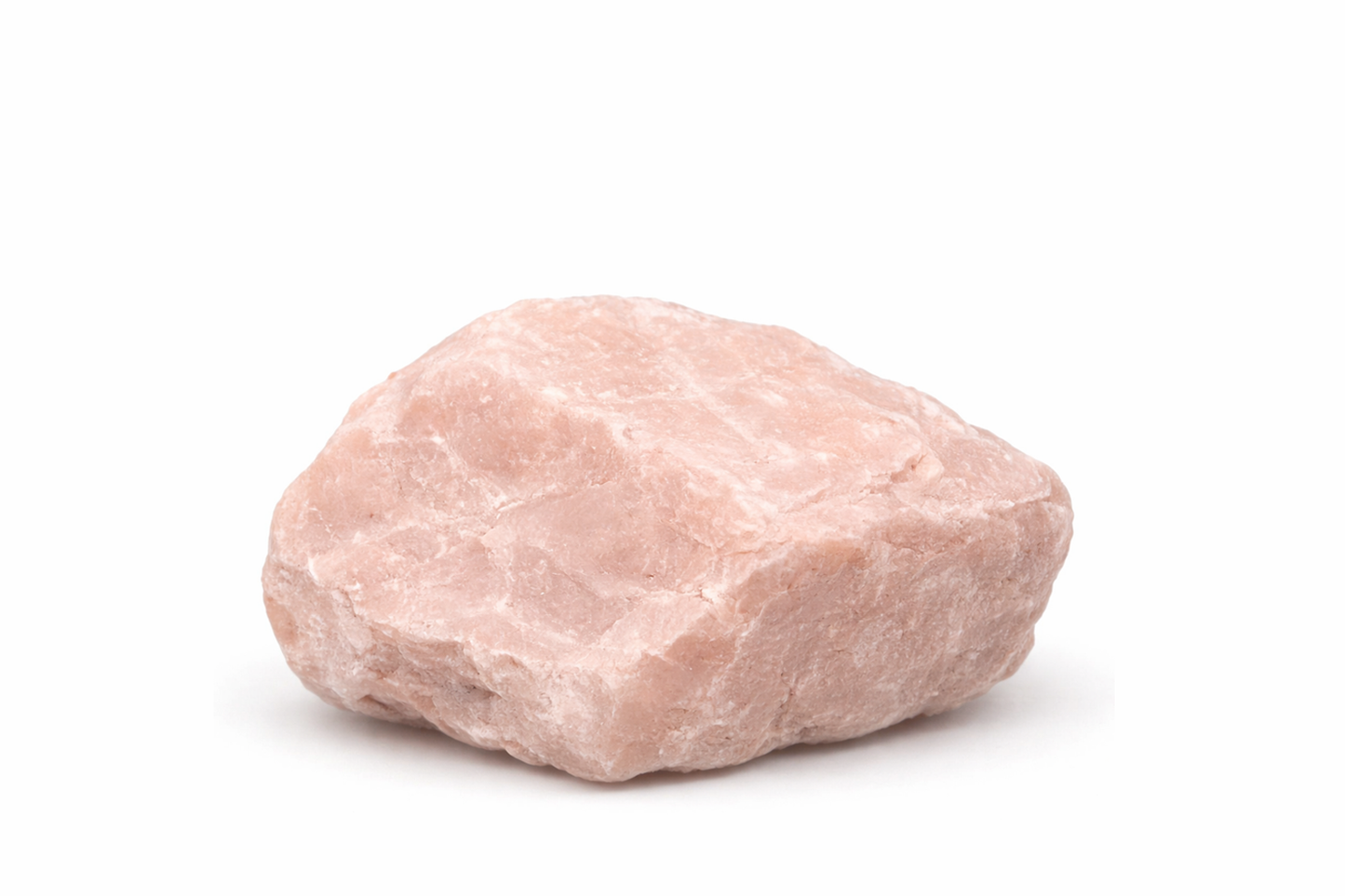 Ruwe roze maansteen op witte achtergrond
