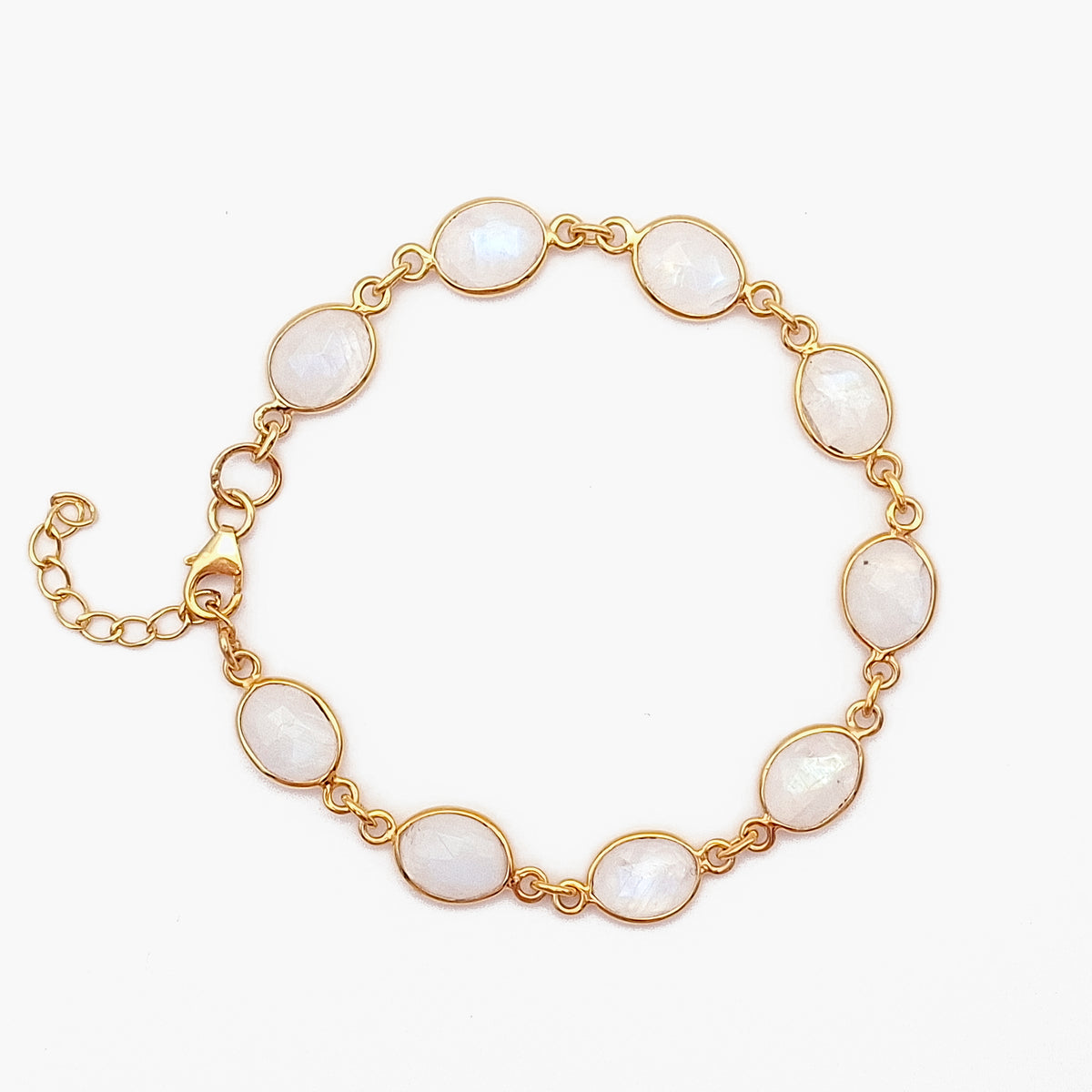 Gold plated zilveren armband Lunaria met ovale regenboog maanstenen in afzonderlijke zettingen
