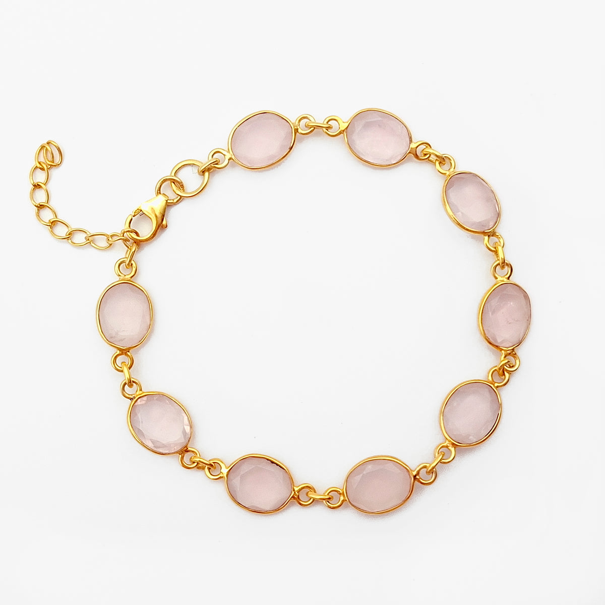Goudkleurige armband Amoria met meerdere ovale rozenkwarts stenen