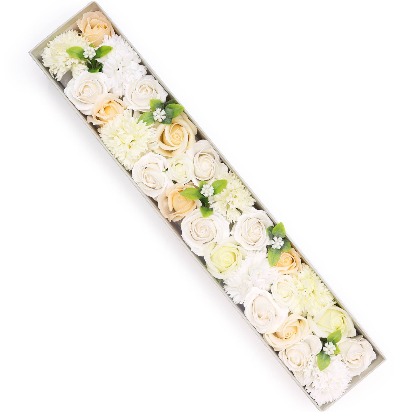 Grote open doos met witte zeepbloemen van roos en anjer
