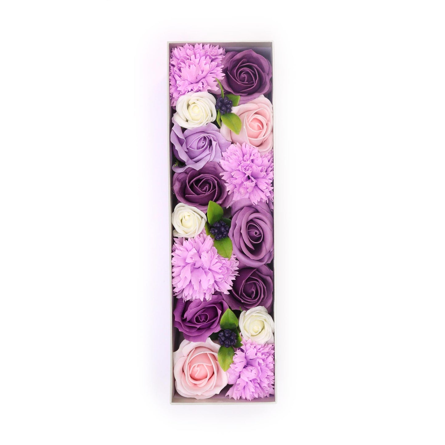 Kleine open rechthoekige doos met paarse zeepbloemen van lavendel, roos en anjer