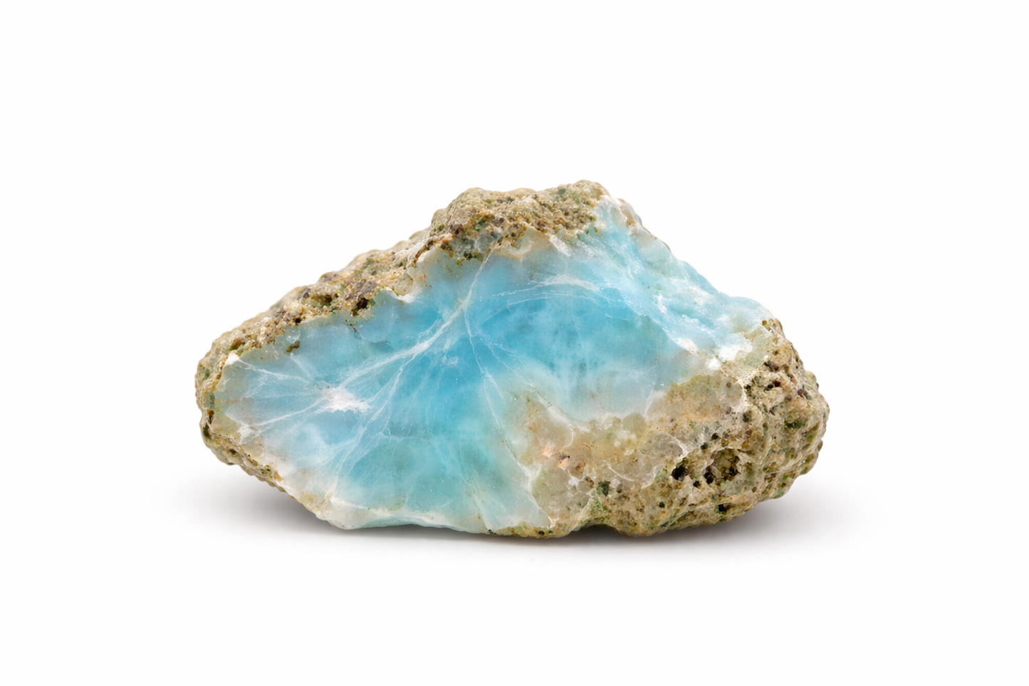 Larimar ruwe steen op witte achtergrond
