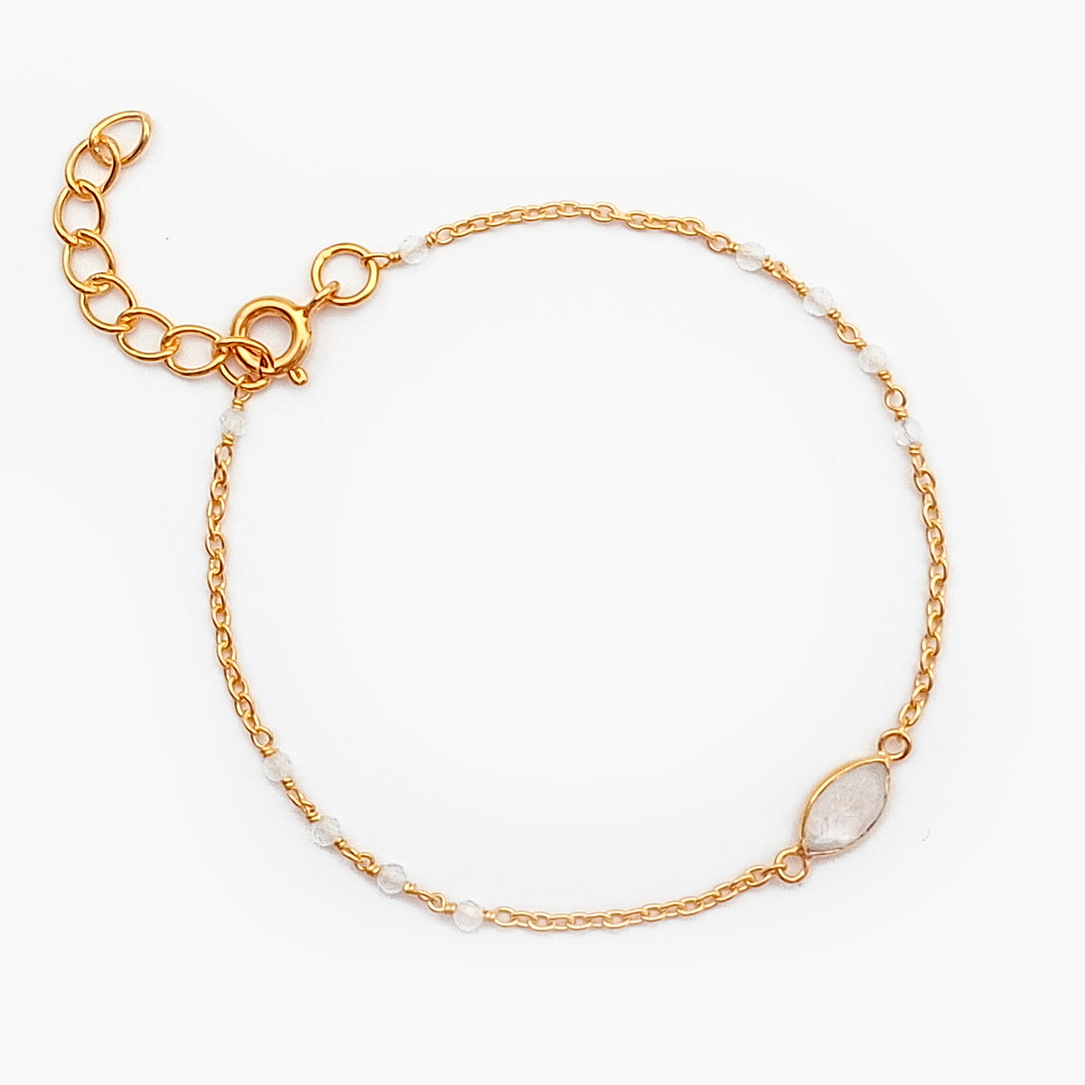 Regenboog maansteen armband Alora van gold plated 925 zilver met fijne kraaltjes