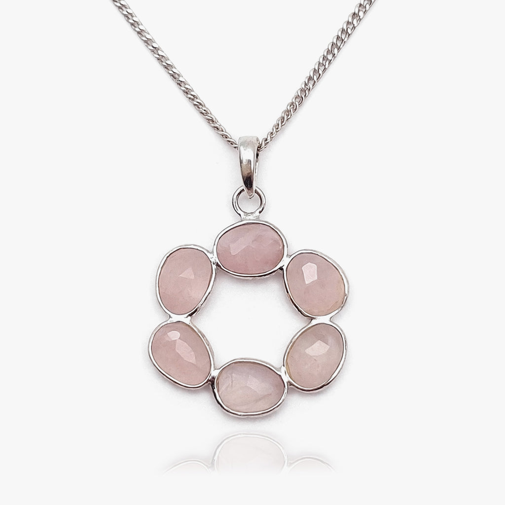 Zilveren rozenkwarts ketting Rosalia met ronde hanger van zes facetgeslepen edelstenen