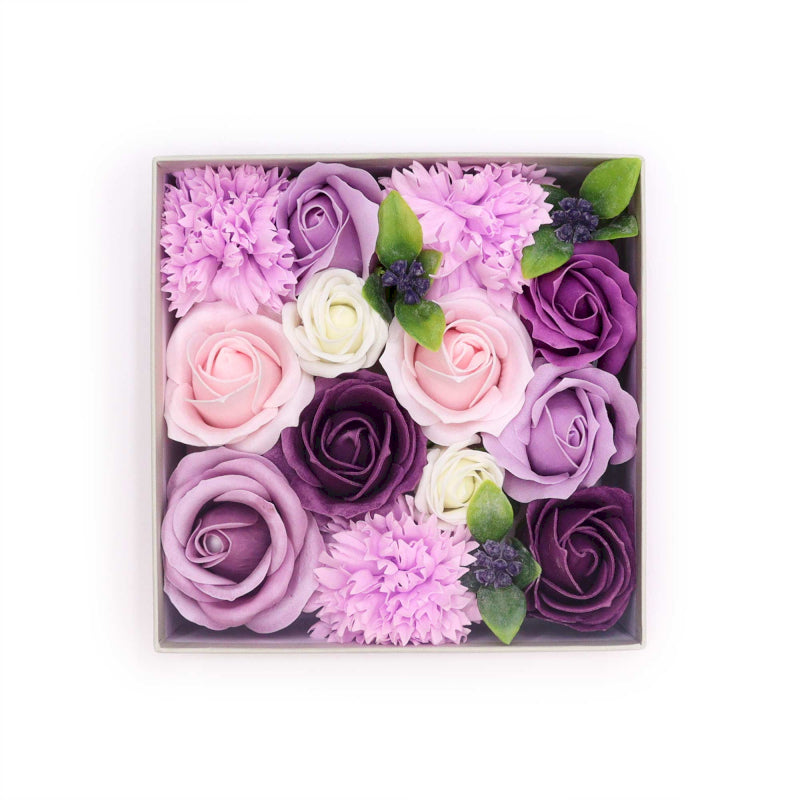 Vierkante open doos met paarse zeepbloemen van lavendel, roos en anjer
