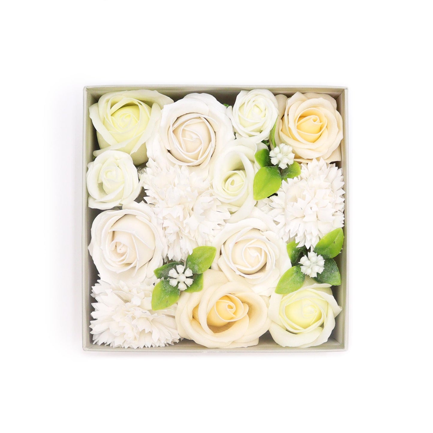 Vierkante open doos met witte zeepbloemen van roos en anjer