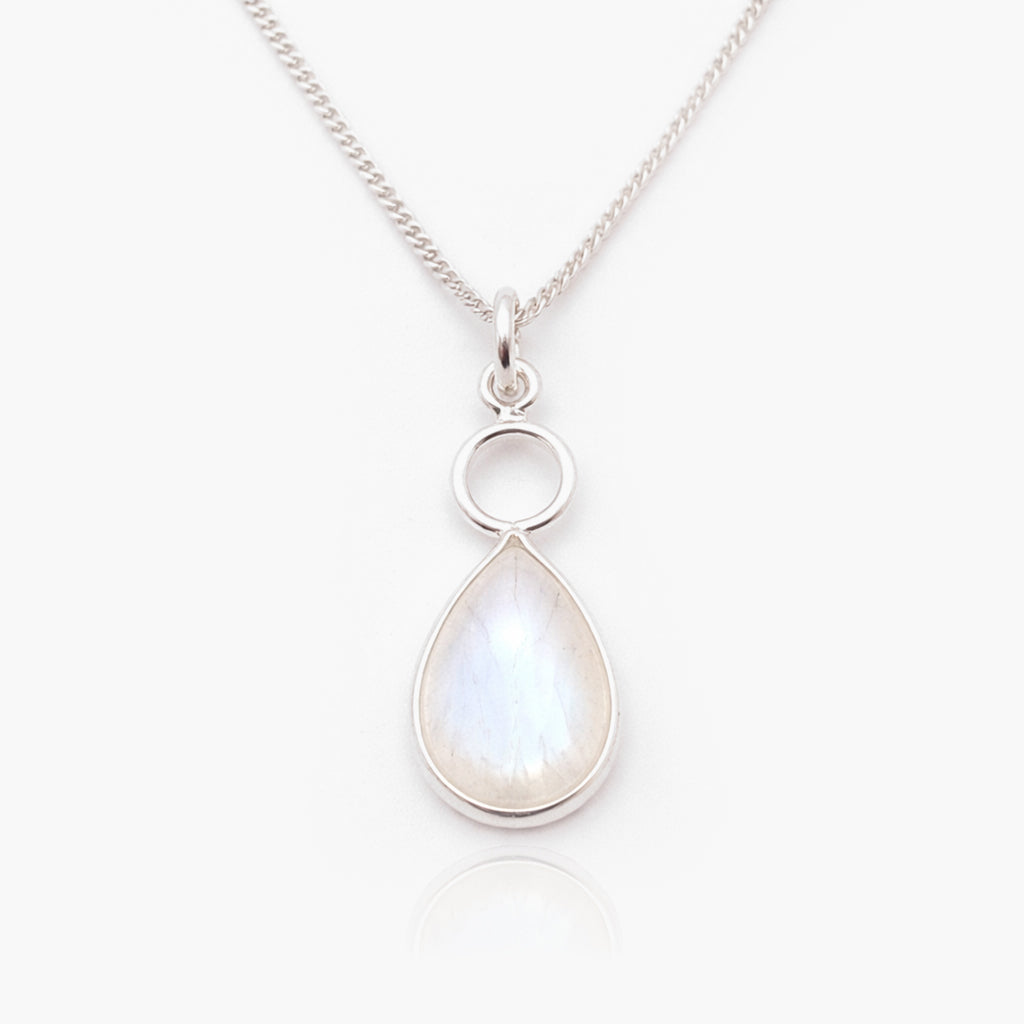 Zilveren ketting met druppelvormige regenboog maansteen en open ronde hanger