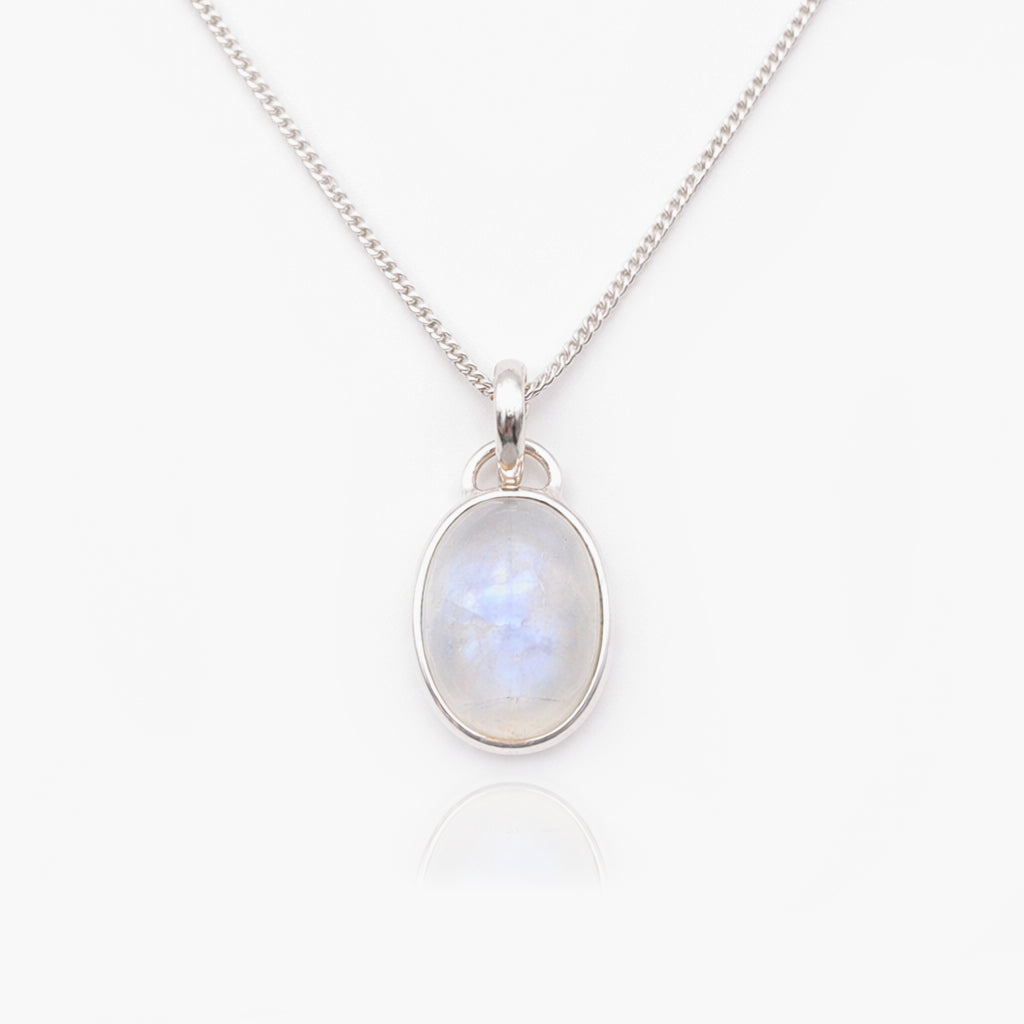 Zilveren ketting met ovale cabochon regenboog maansteen in zilveren zetting