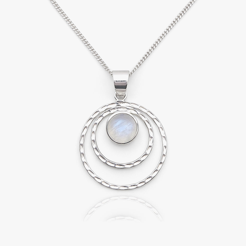 Zilveren ketting met ronde regenboog maansteen en dubbele open cirkel hanger