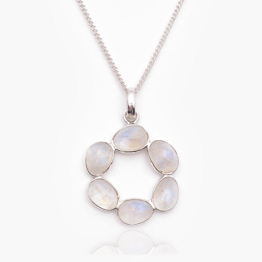 Zilveren ketting met zes ovale regenboog maanstenen in open ronde hanger