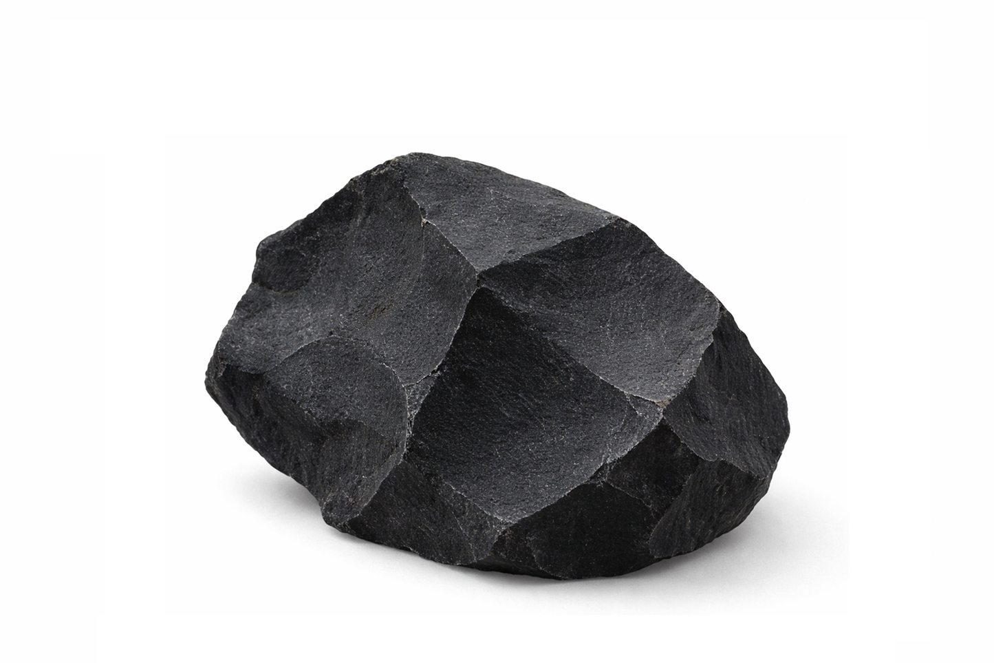 Ruwe zwarte onyx op witte achtergrond
